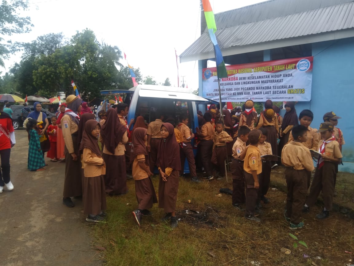 Layanan Perpustakaan Keliling di Kegiatan Manunggal Tuntung Pandang Desa Kait-kait Kecamatan Bati-ba