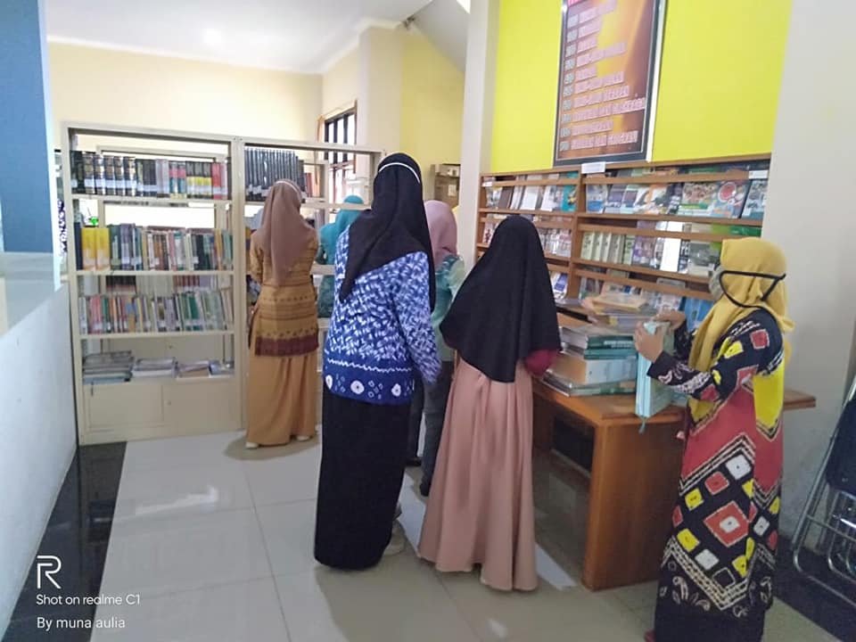 Kegiatan shelving bahan pustaka bersama mahasiswa PKL dari UIN Antasari Program S1 Ilmu Perpustakaan